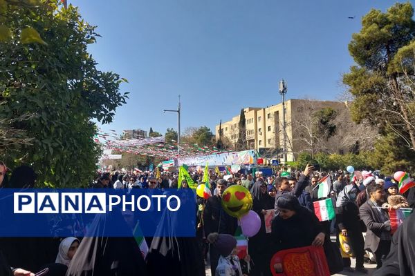 حضور پرشور مردم شیراز در راهپیمایی 22 بهمن، خون تازه در رگ‌های انقلاب 