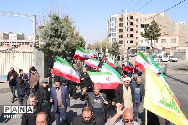 گردهمایی پرشور مردم وفادار و انقلابی چهاردانگه در دفاع از میهن و آرمان های انقلاب