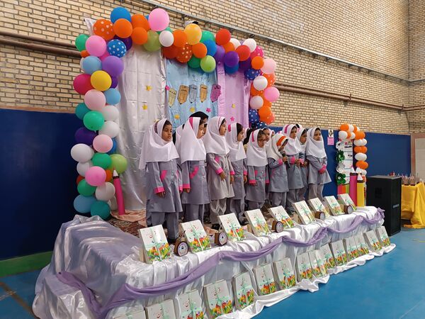 جشن شکوفه‌ها در دبستان زهره براتیان