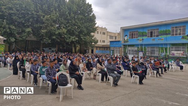 جشن شکوفه‌ها با حضور دانش‌آموزان پایه هفتم در مدرسه شهید رجایی یک بجنورد 