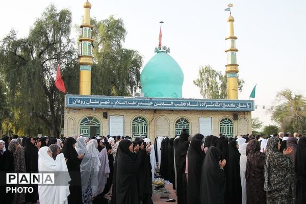 طنین نماز عید قربان در بقعه متبرک امامزاده شاه قطب‌الدین حیدر (ع) رودان