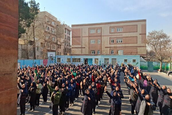 تمرین دانش‌آموزان دبیرستان حضرت ولیعصر (عج) ری یک جهت حضور در برنامه یاوران انقلاب