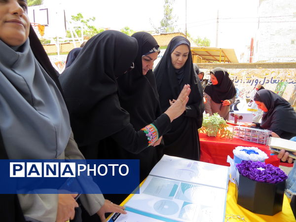 بازدید مشاور وزیر آموزش و پرورش در امور زنان از دست‌سازه‌های دانش‌آموزان دبیرستان 22 بجنورد