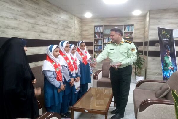 اهدای گل دانش‌آموزان شادگانی به تامین‌‌کنندگان آسایش و امنیت در جامعه