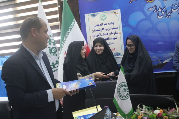 جلسه هم‌اندیشی مسئولان و کارشناسان سازمان دانش‌آموزی استان بوشهر