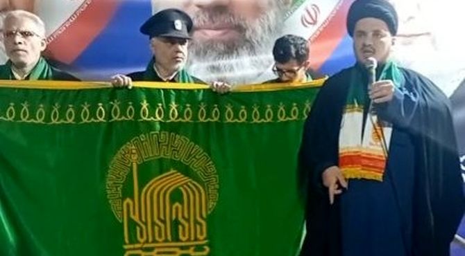 پرچم امام رضا(ع) بدرقه‌ راه مردم در میدان 