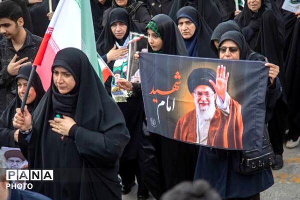 آغاز مراسم تشییع پیکر رهبر شهید و اهل بیت گرامی ایشان در مصلی نماز جمعه تهران