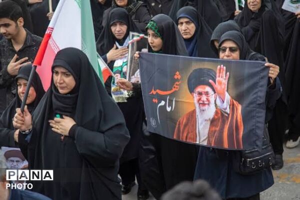 آغاز مراسم تشییع پیکر رهبر شهید و اهل بیت گرامی ایشان در مصلی نماز جمعه تهران