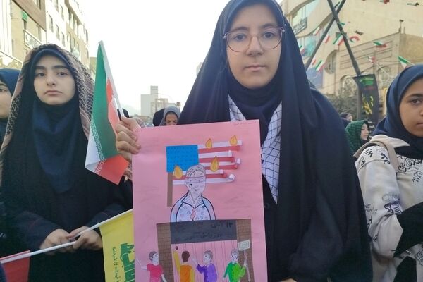 اجتماع عظیم دانش آموزان ناحیه دو شهرری به مناسبت یوم الله ۱۳ آبان در میدان نماز
