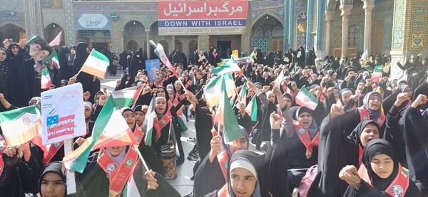 جلوه‌هایی از حضور حماسی دانش‌آموزان قم در راهپیمایی یوم الله ۱۳ آبان