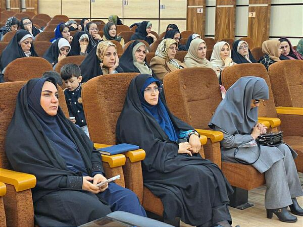 گرامیداشت معلمان و فارغ‌التحصیلان در دبیرستان شهید بابایی