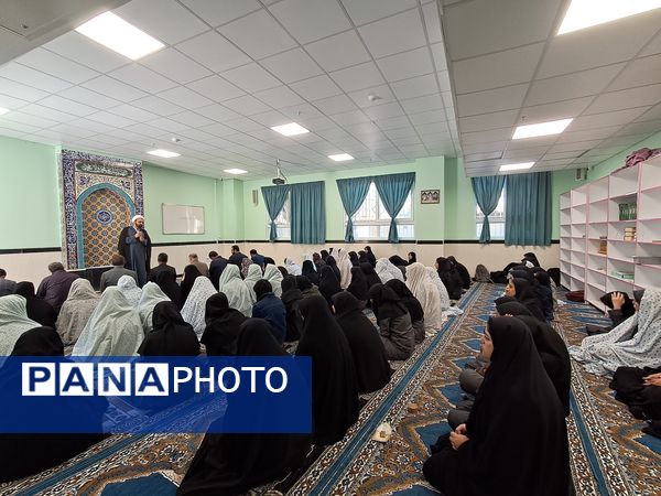 برگزاری نماز جماعت در دبیرستان شهدای فرهنگی