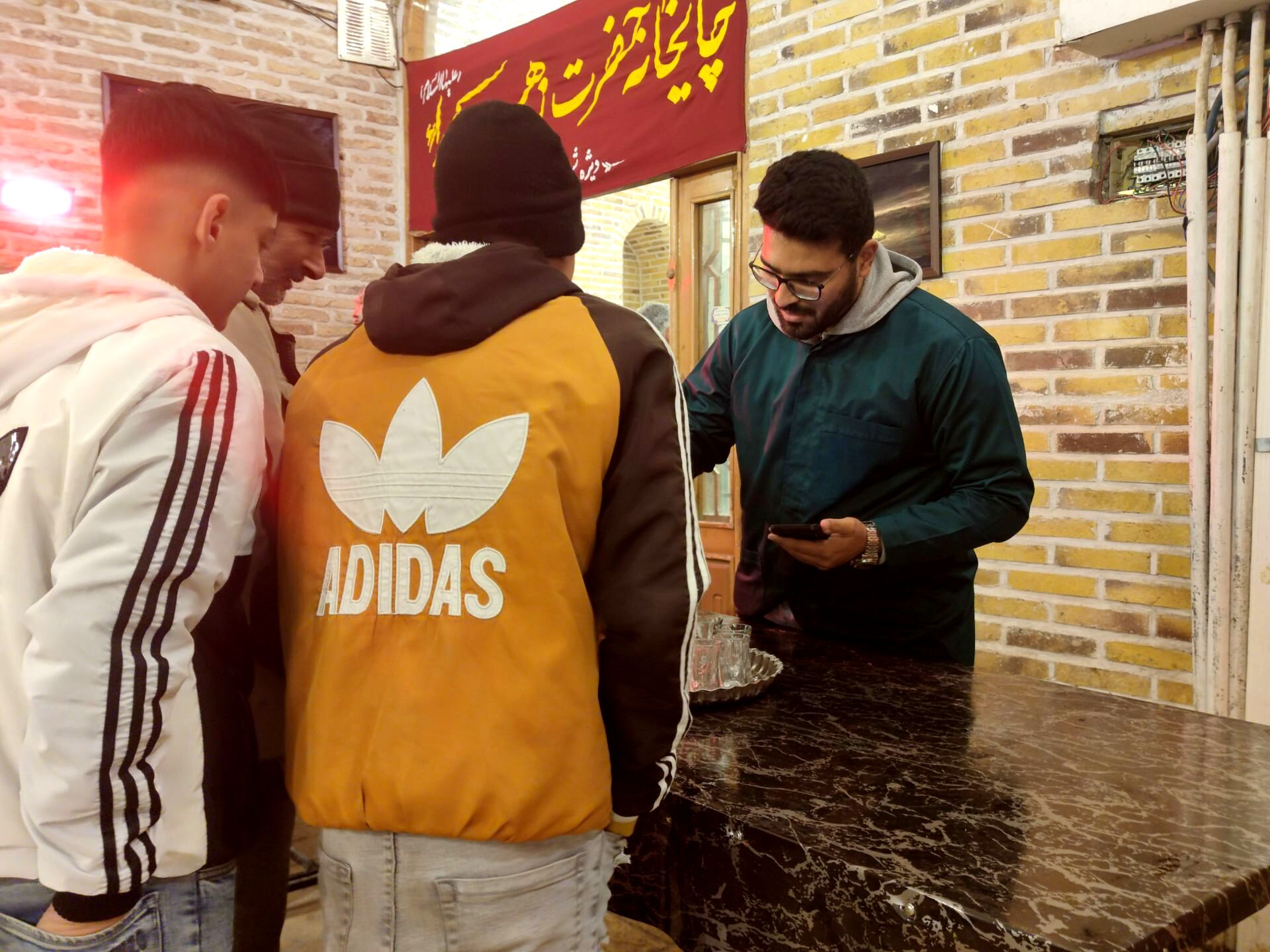 فعالیت چایخانه حضرت زهرا(س) نیشابور در هوای سرد زمستانی 