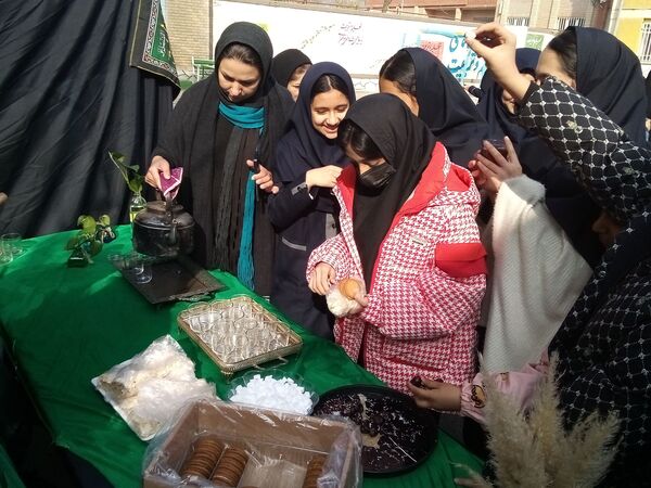 برپایی موکب شهادت حضرت فاطمه(س) در دبیرستان دخترانه نوید ناحیه ۵ مشهد