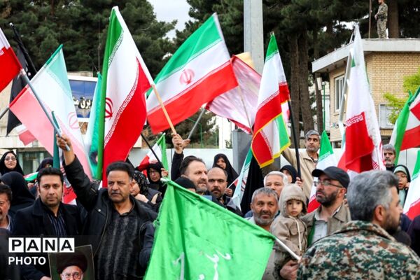 تشکیل زنجیره انسانی اطراف نیروگاه حرارتی برق مشهد