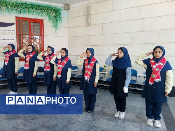 جشن عاطفه‌ها با تقسیم مهر و مهربانی در دبستان آرمینه مصلی نژاد 