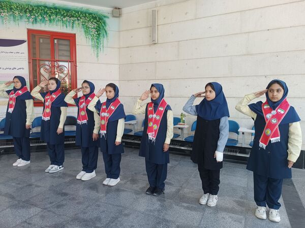 جشن عاطفه‌ها با تقسیم مهر و مهربانی در دبستان آرمینه مصلی نژاد 
