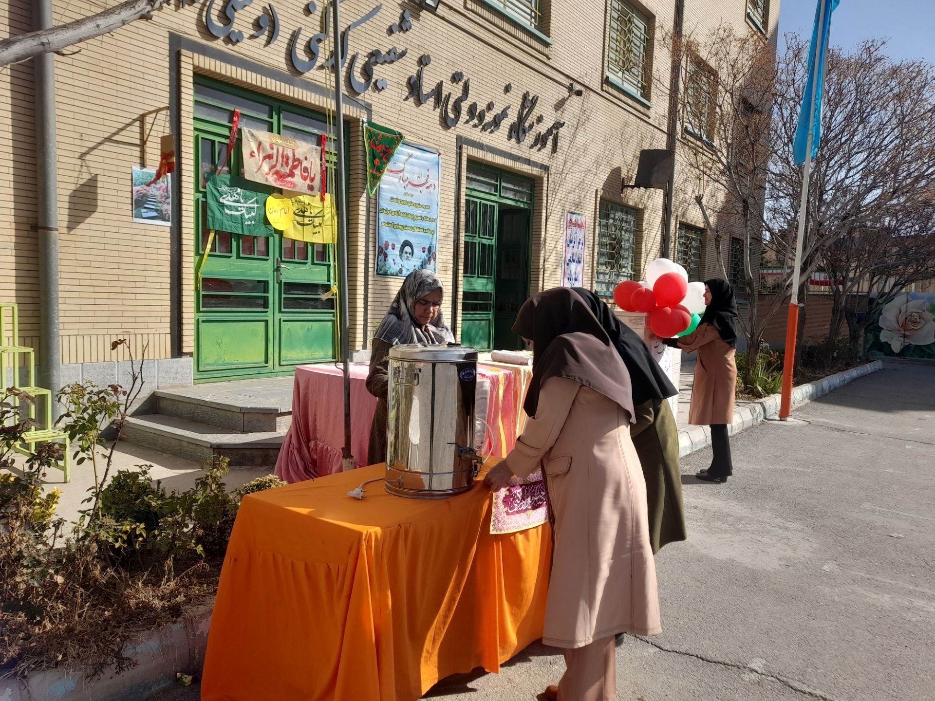 برپایی چایخانه به مناسبت میلاد امام عصر(عج)در دبیرستان نمونه وکیلی ۱۰