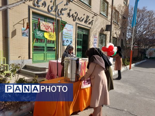 برپایی چایخانه به مناسبت میلاد امام عصر(عج)در دبیرستان نمونه وکیلی ۱۰