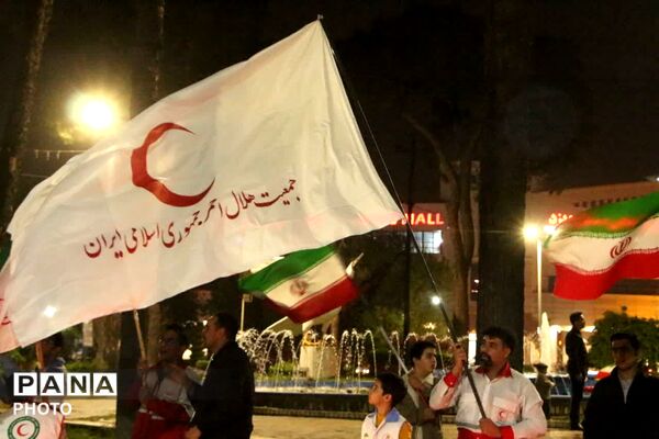 خواندن دسته جمعی سرود ملی ایران در باغ ملی یزد