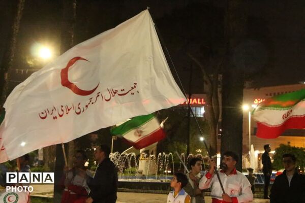 خواندن دسته جمعی سرود ملی ایران در باغ ملی یزد