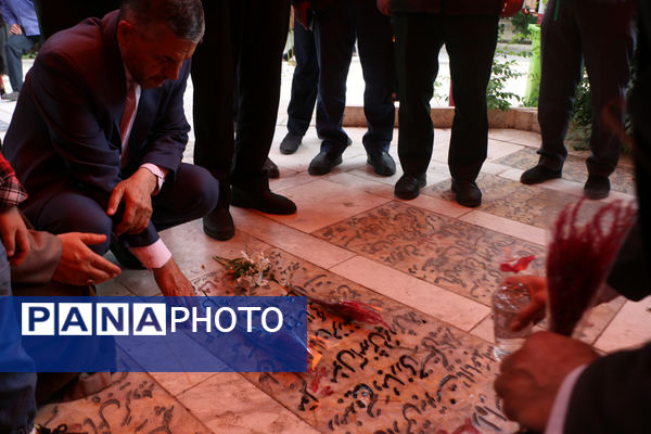 عطرافشانی مزار شهدای فرهنگی استان قم