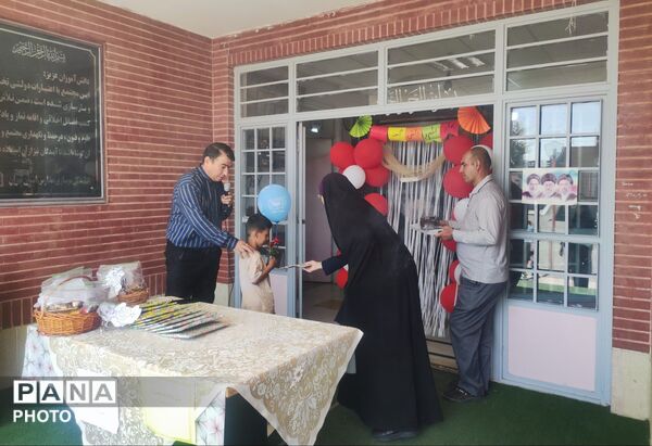 جشن شکوفه‌ها در مدرسه سلمانزاده ناحیه 3 کرج 