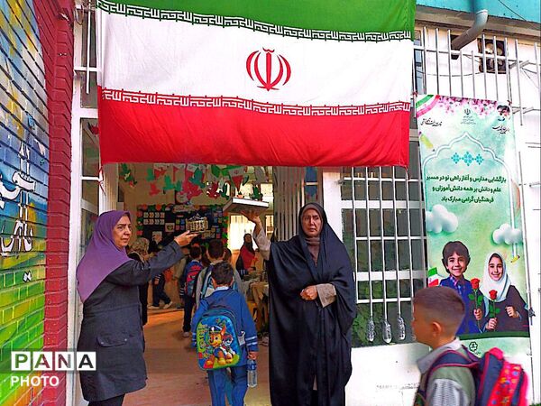 جشن آغاز سال تحصیلی و «روز پرچم» در مدرسه معراج منطقه ۱۰ تهران