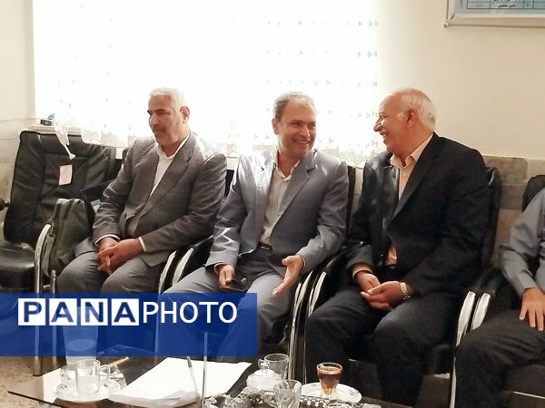 دیدار معاون پرورشی آموزش و پرورش کاشمر با کادر دبیرستان امام حسین (ع)