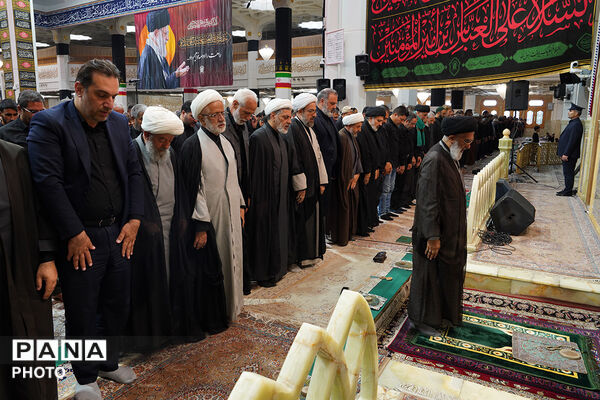 حضور باشکوه عزاداران عاشورایی در نماز جماعت ظهر