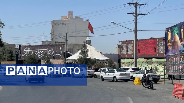 بازآفرینی مسیر عشق؛ جاماندگان اربعین در شبیه‌سازی مواکب نجف تا کربلا گردهم آمدند‌.