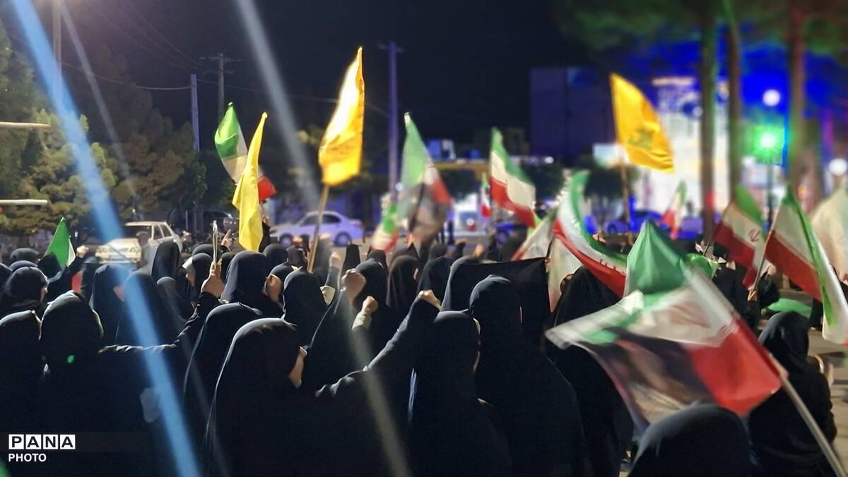 حضور پیوسته مردم در تجمعات شبانهِ میدان اصلی شهر رشتخوار