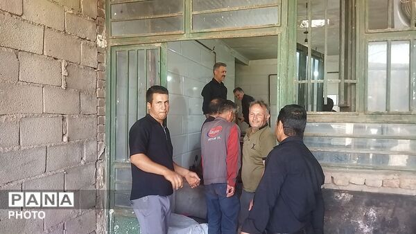 پخش نذری روز عاشورا رسمی قدیمی در روستای حسن آباد بلهر نیشابور 