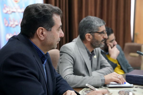 نشست مدیرکل آموزش و‌ پرورش استان اصفهان با نمایندگان شورای دانش‌آموزی و مجلس دانش‌آموزی استان 