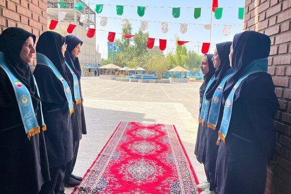 برپایی نماز جماعت همراه با بزرگداشت و تجلیل از مقام‌آوران دانش‌آموزی مدرسه نمونه دولتی ارشاد