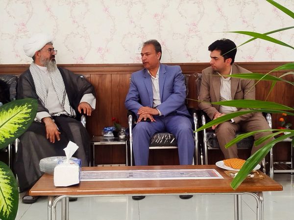 بازدید مدیر آموزش و پرورش و امام جمعه کاشمر از دبیرستان امام خمینی (ره) کاشمر 