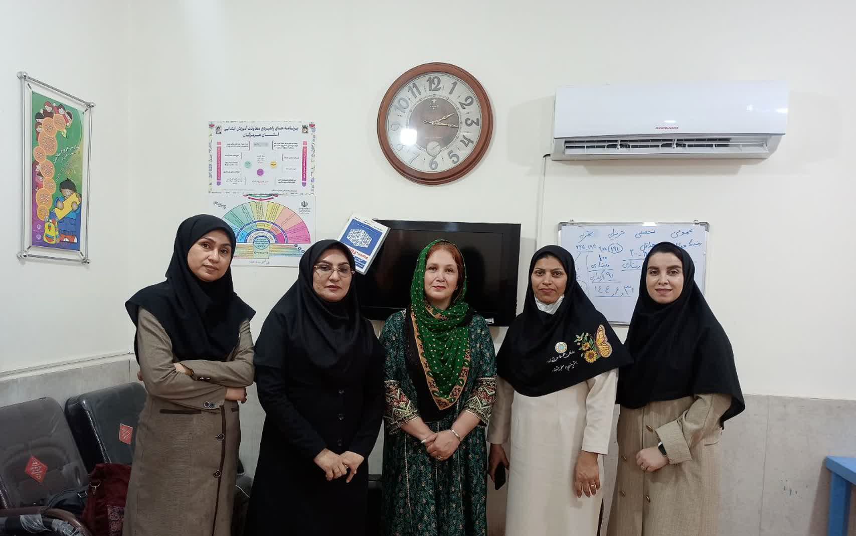 جشن و سرور با نمایش عروسکی و مسابقه در مدرسه شهید ابراهیم تنیده 