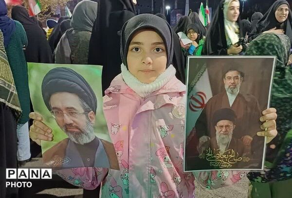 حضور کودکان غیور دهه نودی در راهپیمایی هر شب