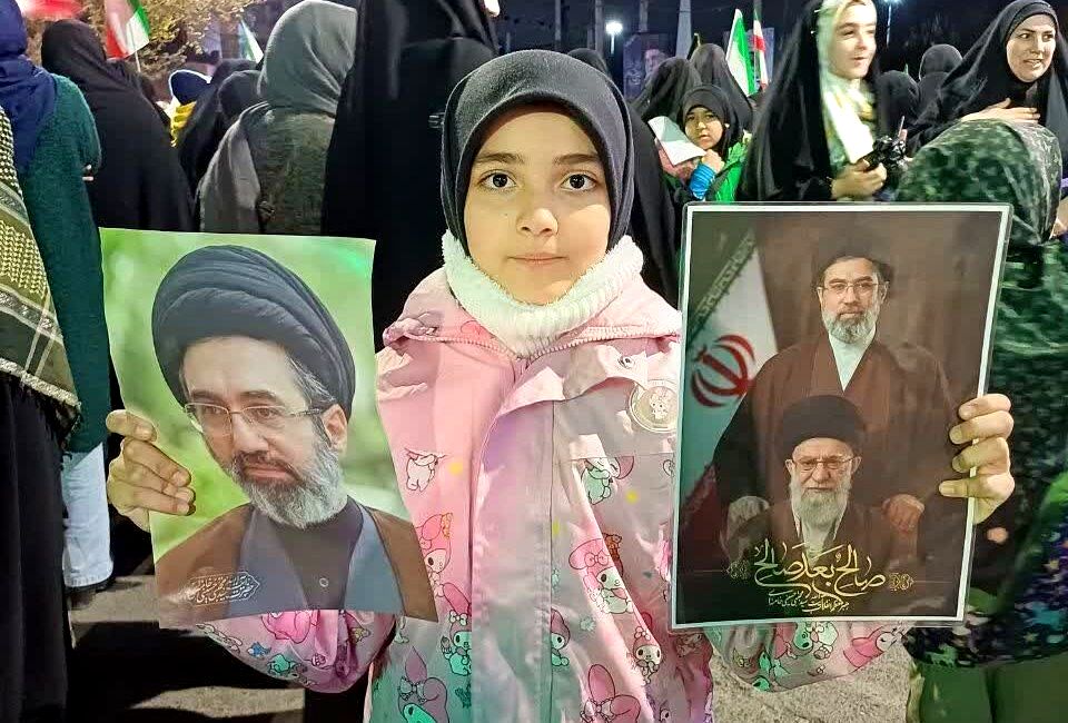حضور کودکان غیور دهه نودی در راهپیمایی هر شب