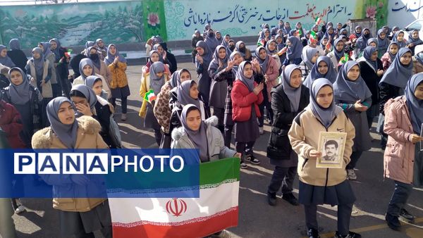 جلوه‌ای از همدلی و عشق به وطن در مدرسه والدین ۲ آناخاتون همزمان با زنگ انقلاب