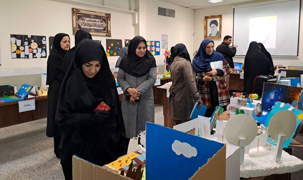 نمایشگاه دست‌سازه در دبیرستان ذبیح الله هوشیار