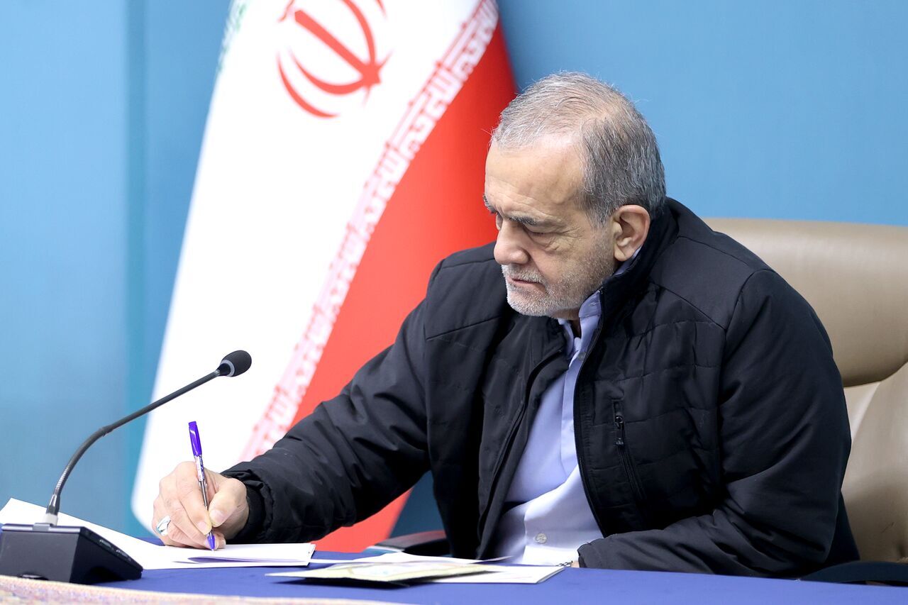 پزشکیان: ضروری است زین‌پس تمام صنایع آب‌بر صرفاً در سواحل جنوبی توسعه پیدا کنند