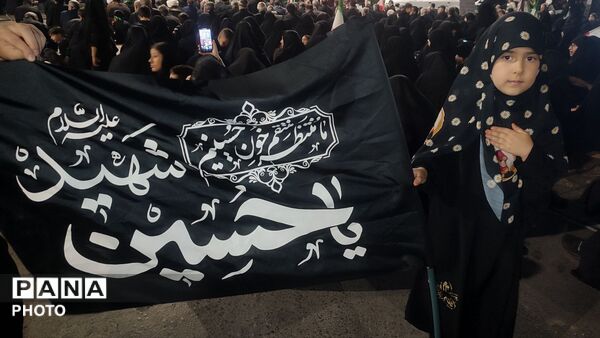 حضور کودکان دهه نودی در مراسم عزاداری شب عاشورای حسینی 