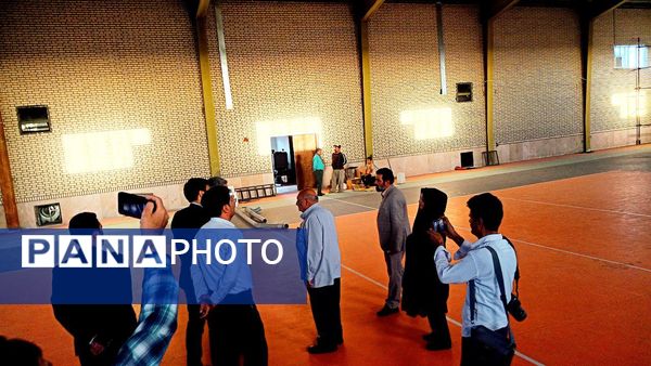 فرماندار کاشمر از سالن و چمن مصنوعی روستای قوژد بازدید کرد