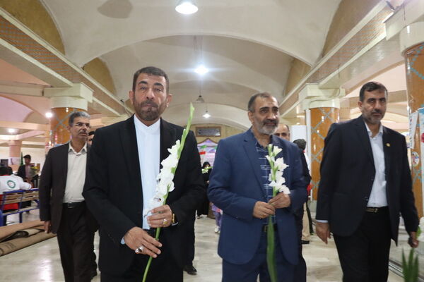 عطر افشانی مزار مطهر شهدای فرهنگی و دانش‌آموز شهرستان بوشهر  