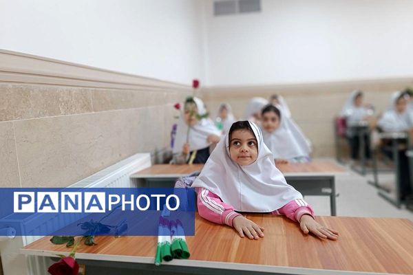 طلوع علم در مدرسه روشنگر با نغمه زنگ مهر