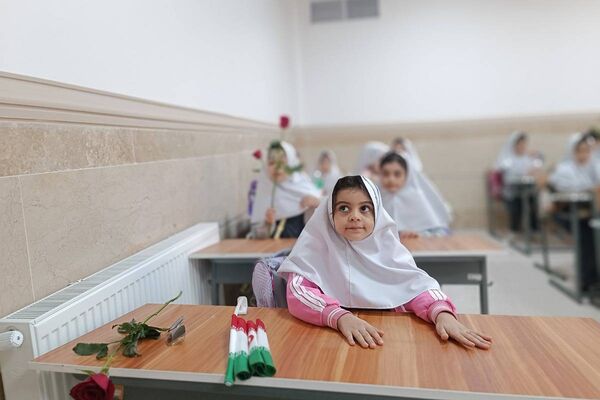 طلوع علم در مدرسه روشنگر با نغمه زنگ مهر