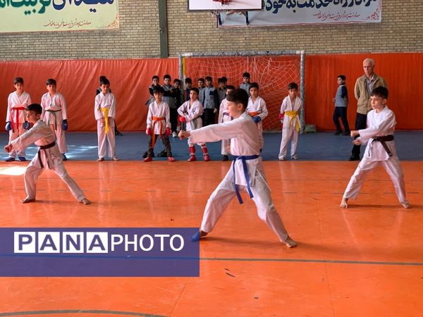 برگزاری فعالیت‌های ورزشی درون مدرسه‌ای در دبستان معلم آشخانه 