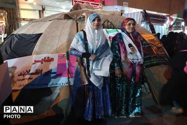 حضور دانش‌آموزان و نوجوانان در راهپیمایی شبانه اردبیل