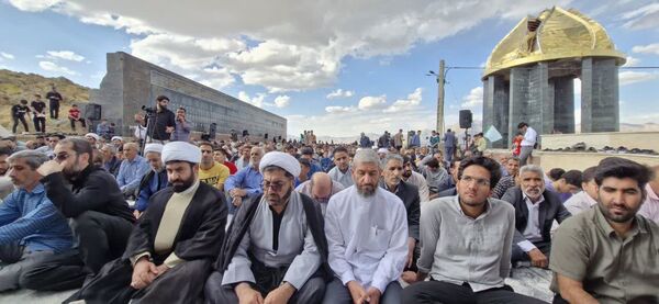 نور عرفه در تپه شهدای گمنام نورآباد طنین‌انداز شد